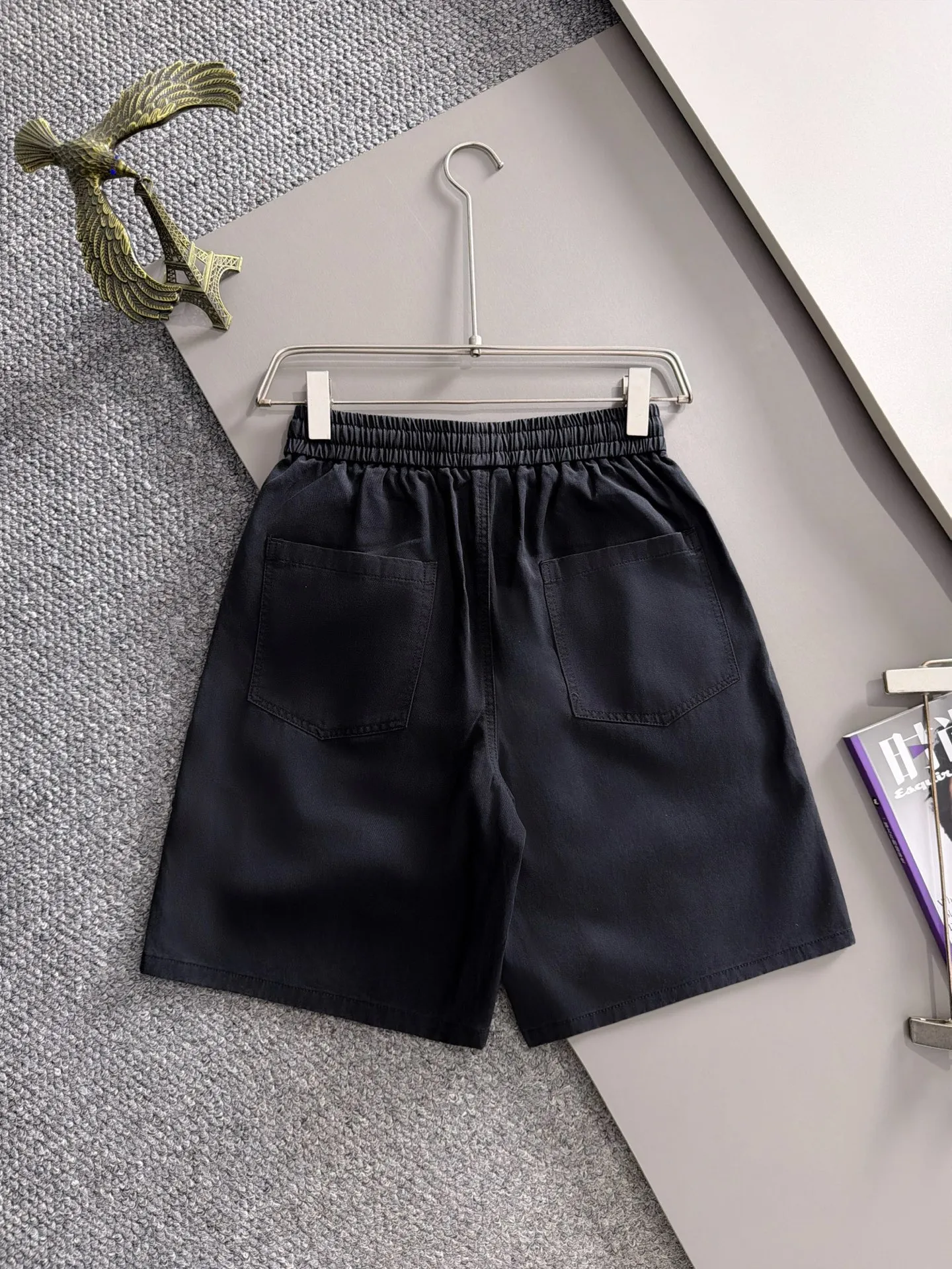 Burberry's 2026 spring and summer New Arrival elasticated casual shorts, made from counter-customized fabrics, Breathable, high comfort, impeccable details, brand element design concept, reflecting high quality. It feels delicate and soft! It presents a casual cut and the upper body shape is great! Sizes:S-2XL